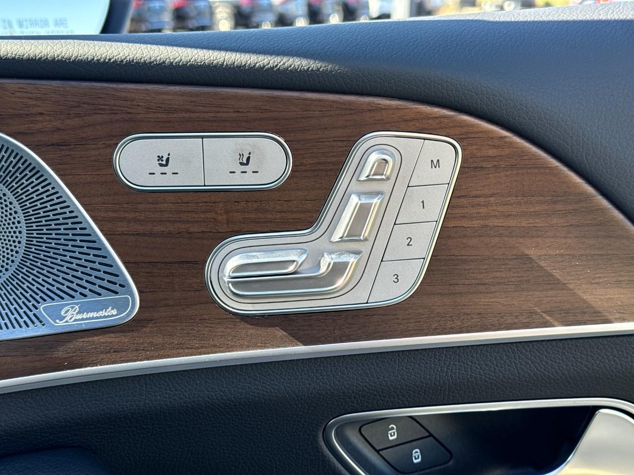 Mercedes-Benz GLE Vehicle Full-screen Gallery Image 21