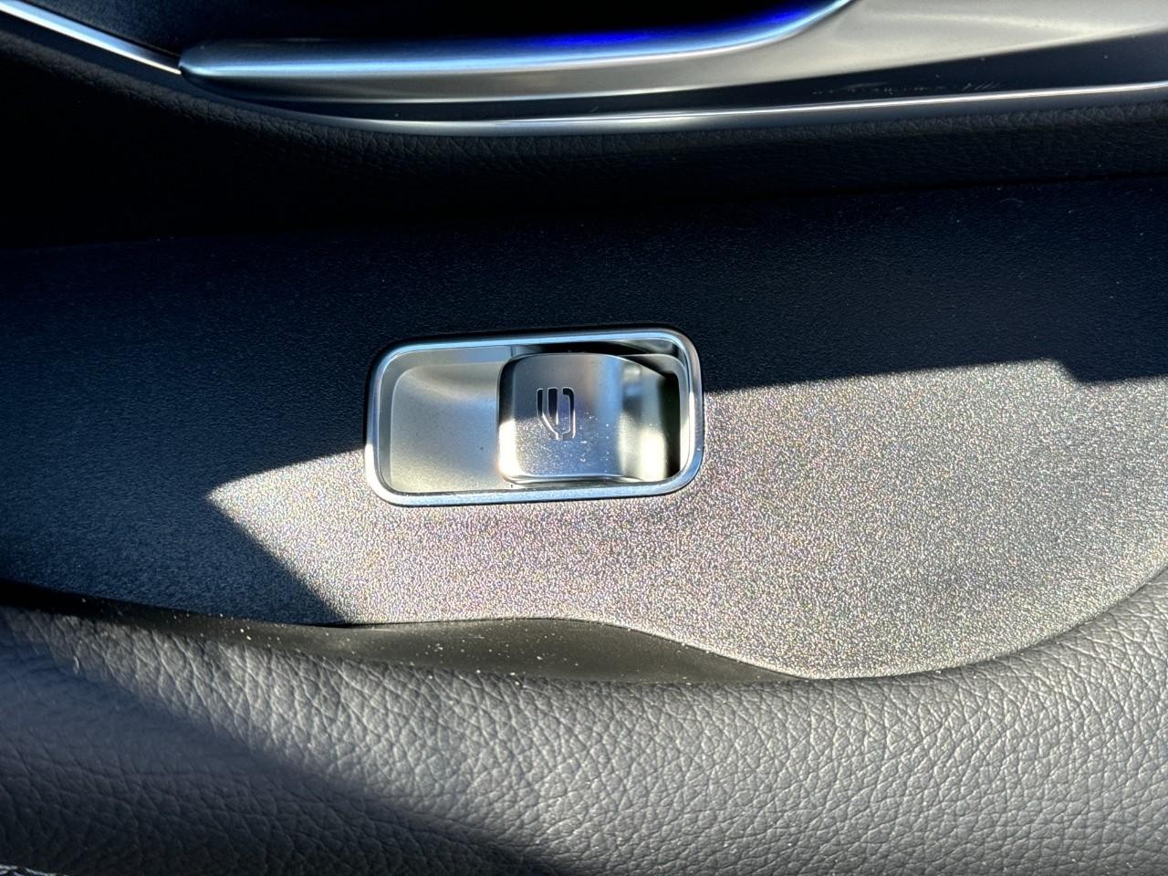 Mercedes-Benz GLE Vehicle Full-screen Gallery Image 23