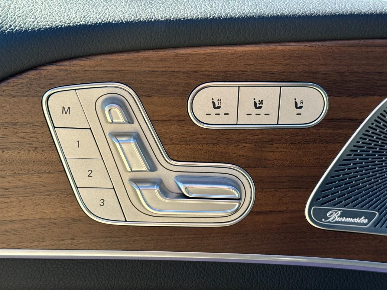 Mercedes-Benz GLE Vehicle Full-screen Gallery Image 25