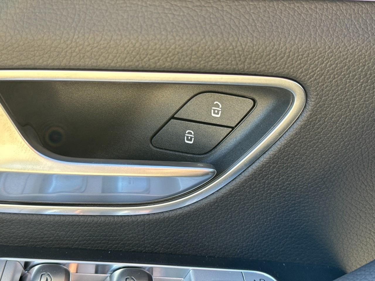 Mercedes-Benz GLE Vehicle Full-screen Gallery Image 26