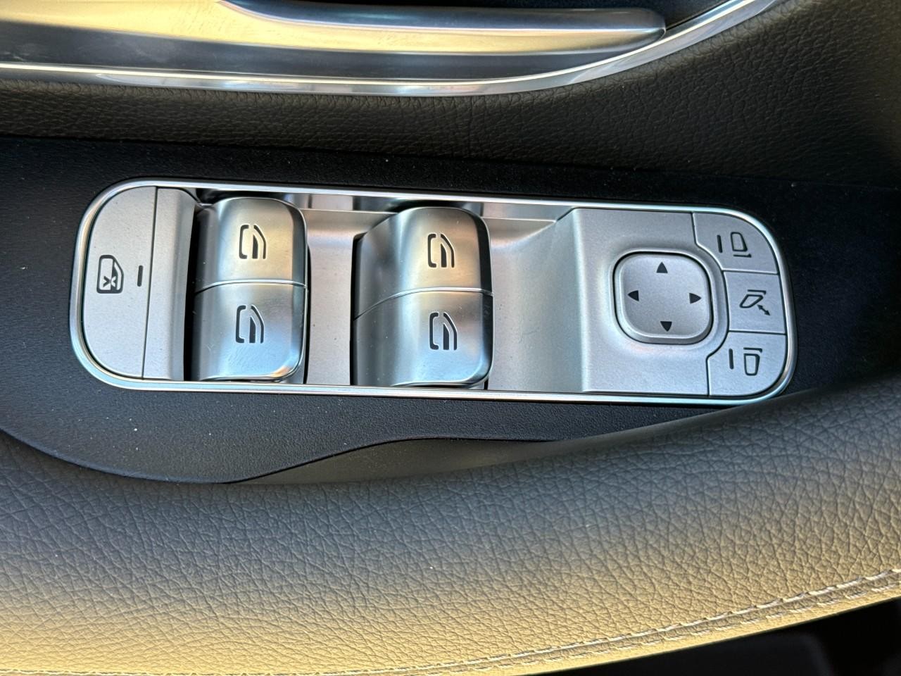 Mercedes-Benz GLE Vehicle Full-screen Gallery Image 27