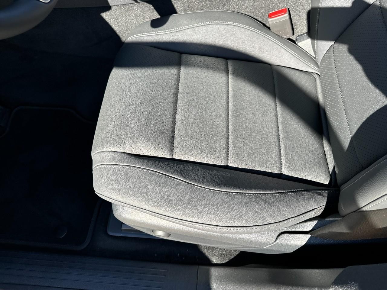 Mercedes-Benz GLE Vehicle Full-screen Gallery Image 30