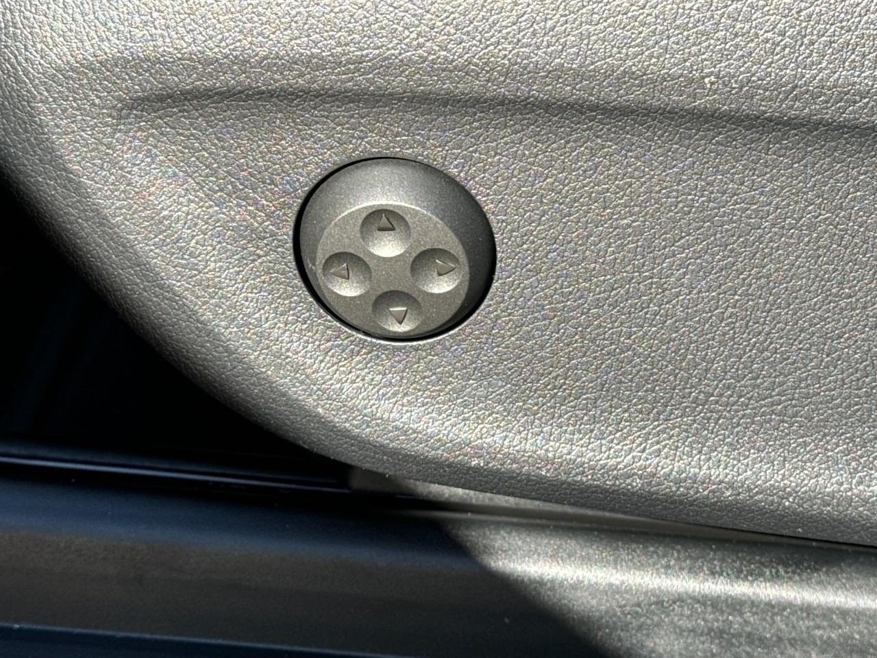 Mercedes-Benz GLE Vehicle Full-screen Gallery Image 31