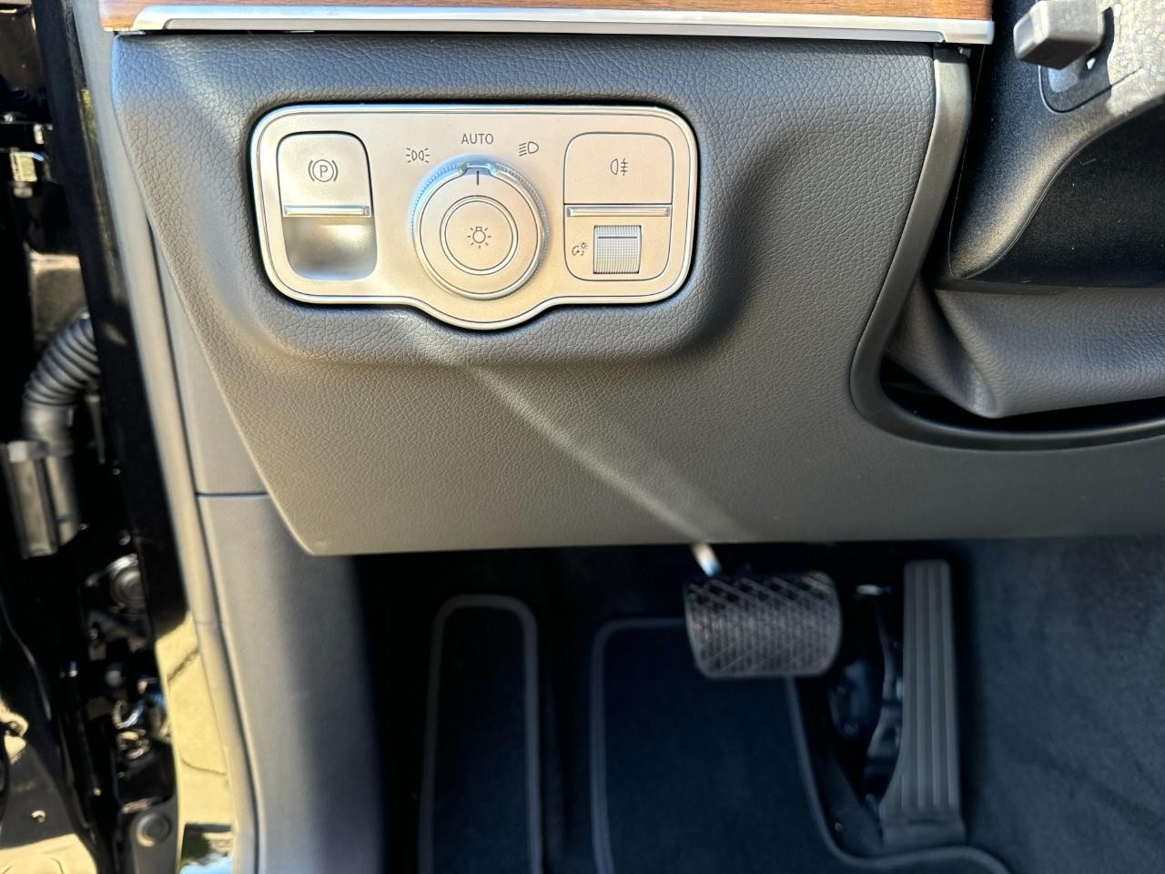 Mercedes-Benz GLE Vehicle Full-screen Gallery Image 32