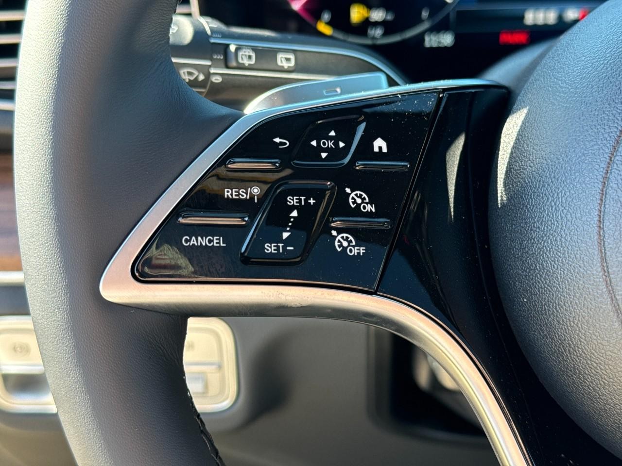 Mercedes-Benz GLE Vehicle Full-screen Gallery Image 33