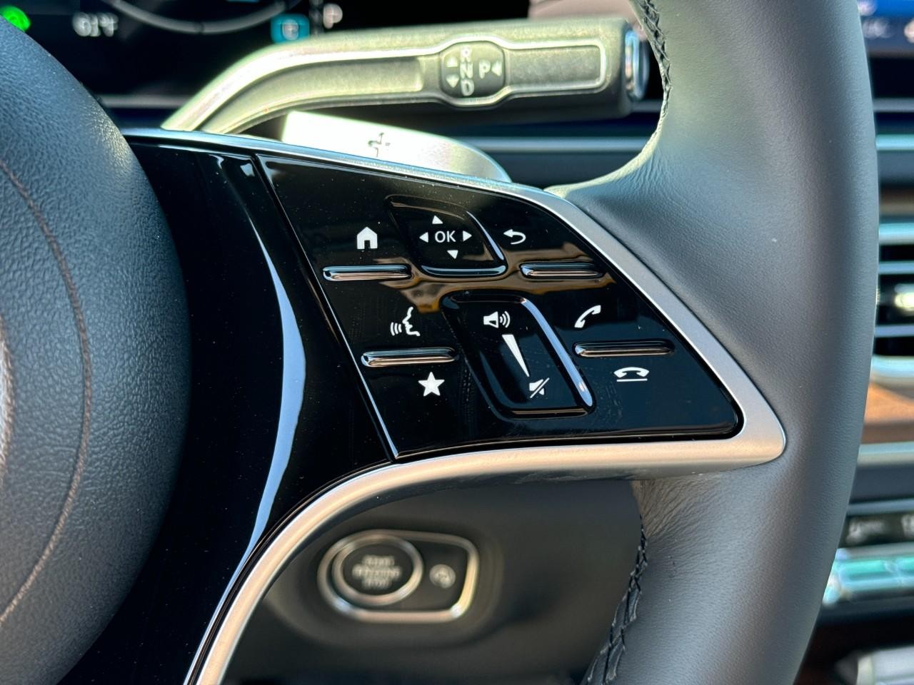 Mercedes-Benz GLE Vehicle Full-screen Gallery Image 34