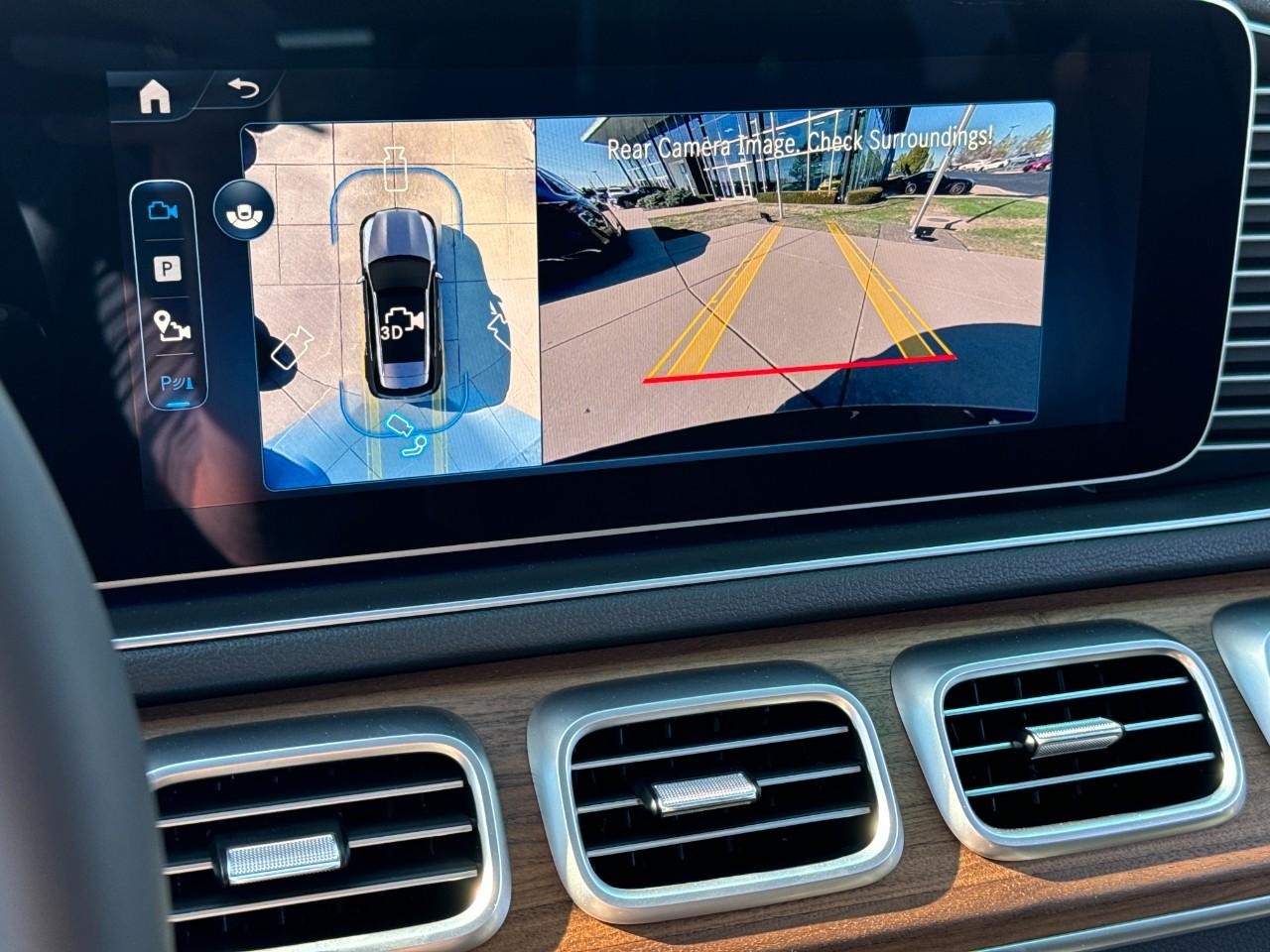 Mercedes-Benz GLE Vehicle Full-screen Gallery Image 37