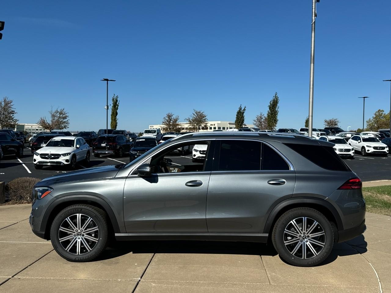 Mercedes-Benz GLE Vehicle Full-screen Gallery Image 2
