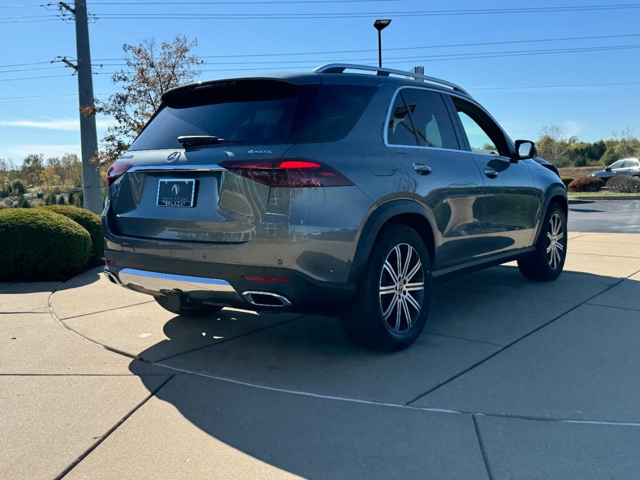 Mercedes-Benz GLE Vehicle Full-screen Gallery Image 4