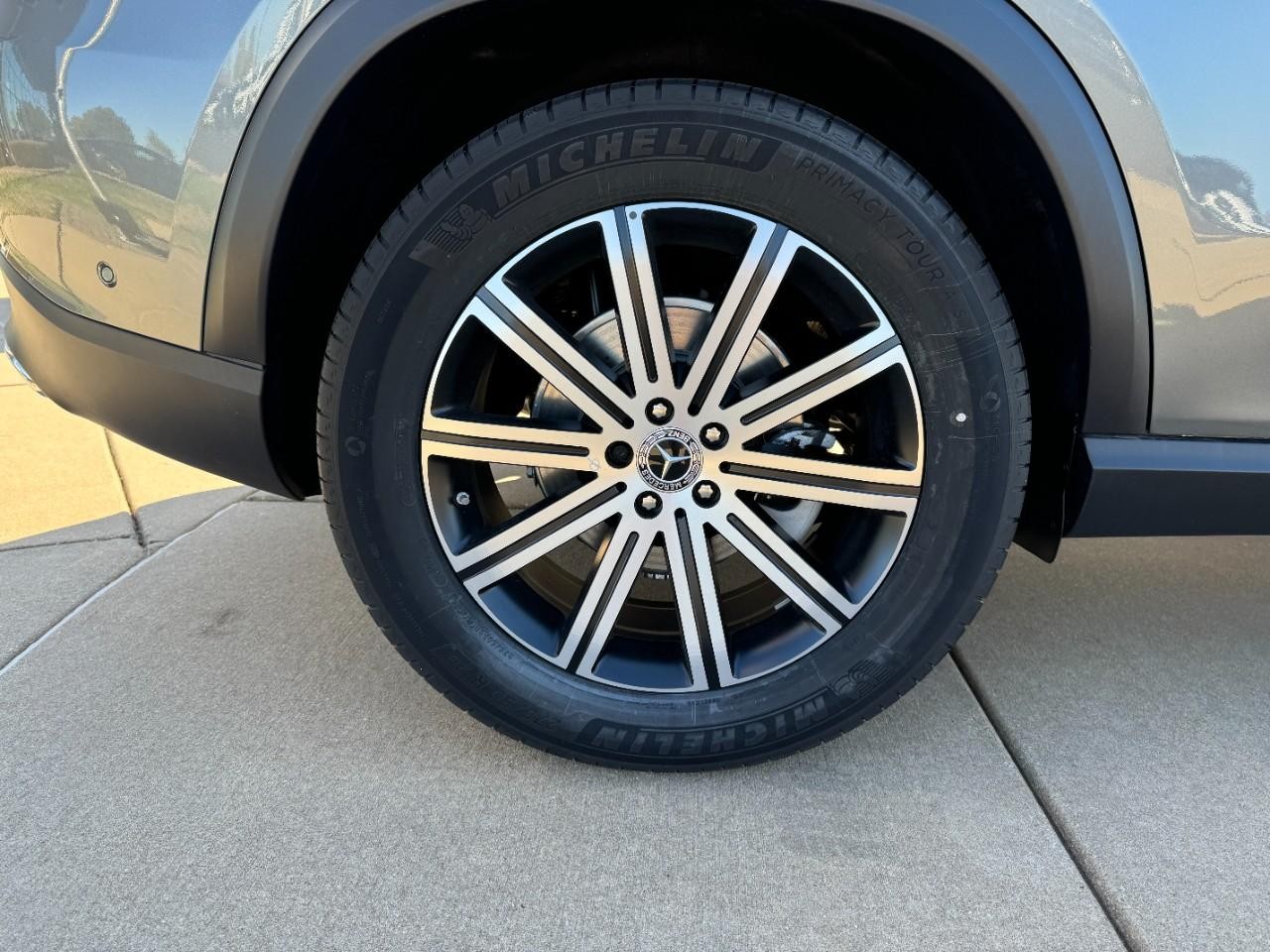 Mercedes-Benz GLE Vehicle Full-screen Gallery Image 5