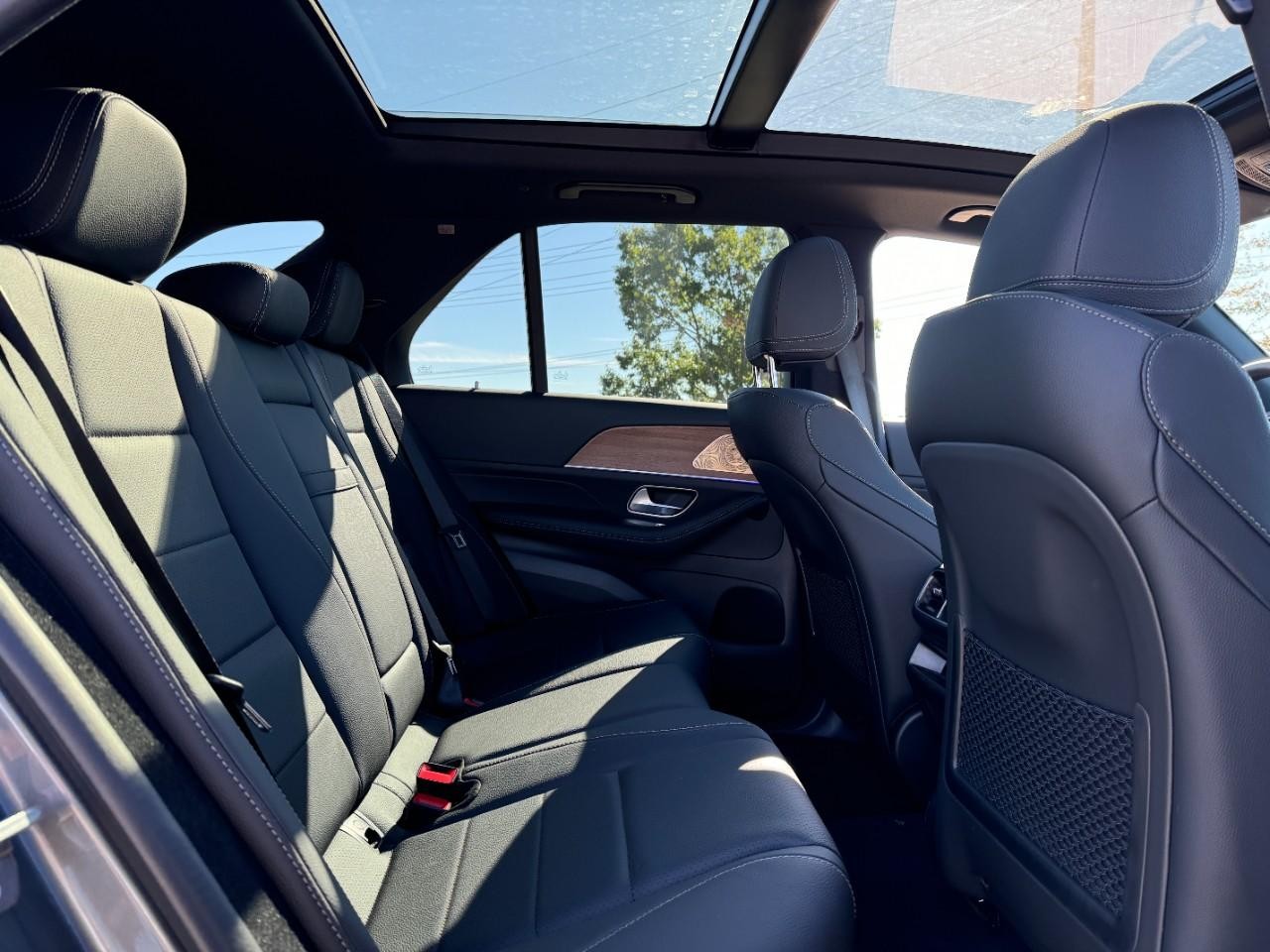 Mercedes-Benz GLE Vehicle Full-screen Gallery Image 10