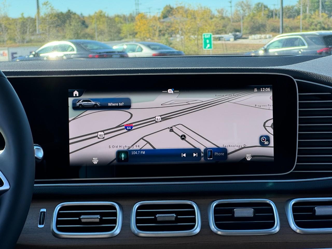 Mercedes-Benz GLE Vehicle Full-screen Gallery Image 14