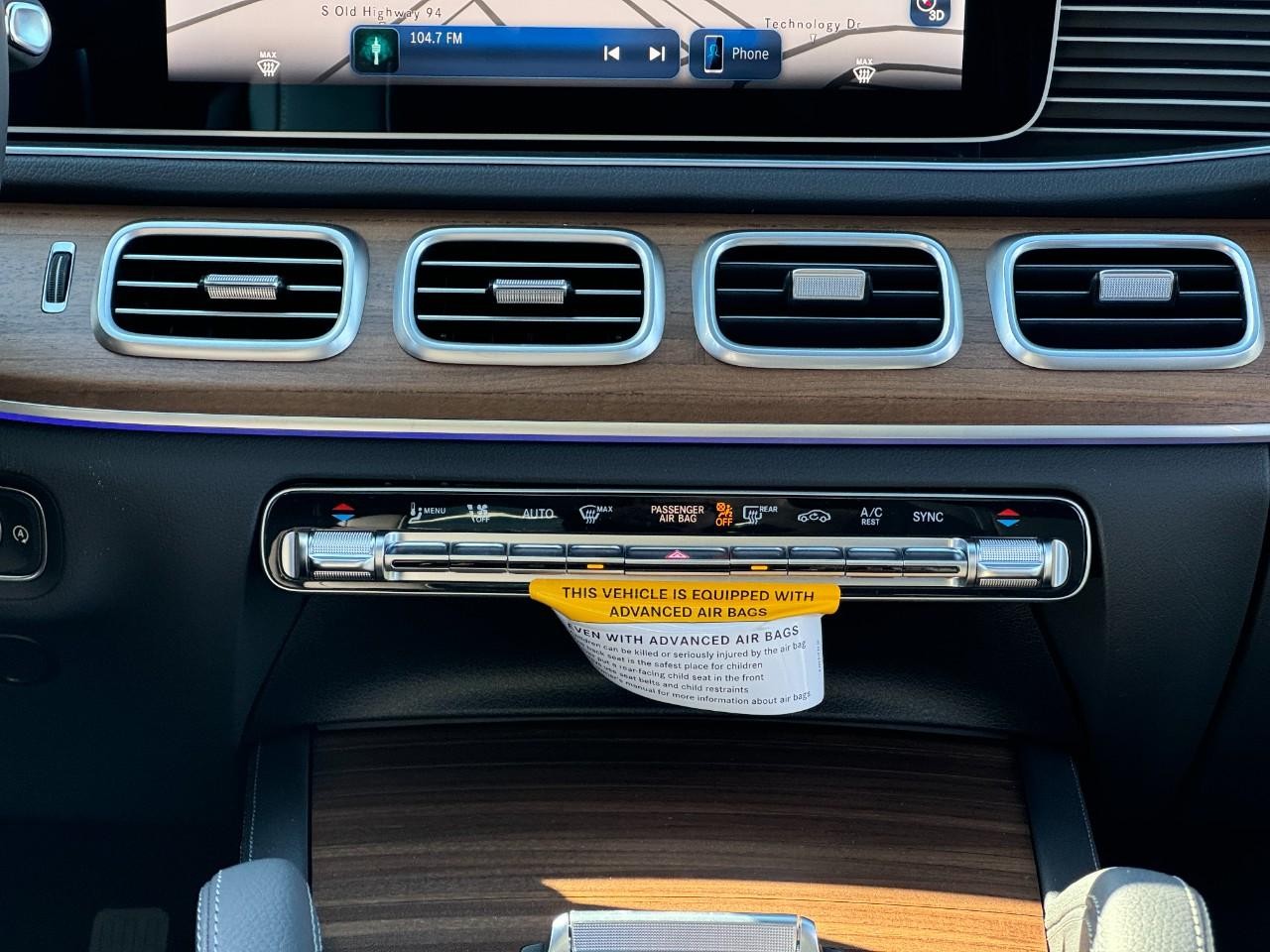 Mercedes-Benz GLE Vehicle Full-screen Gallery Image 15