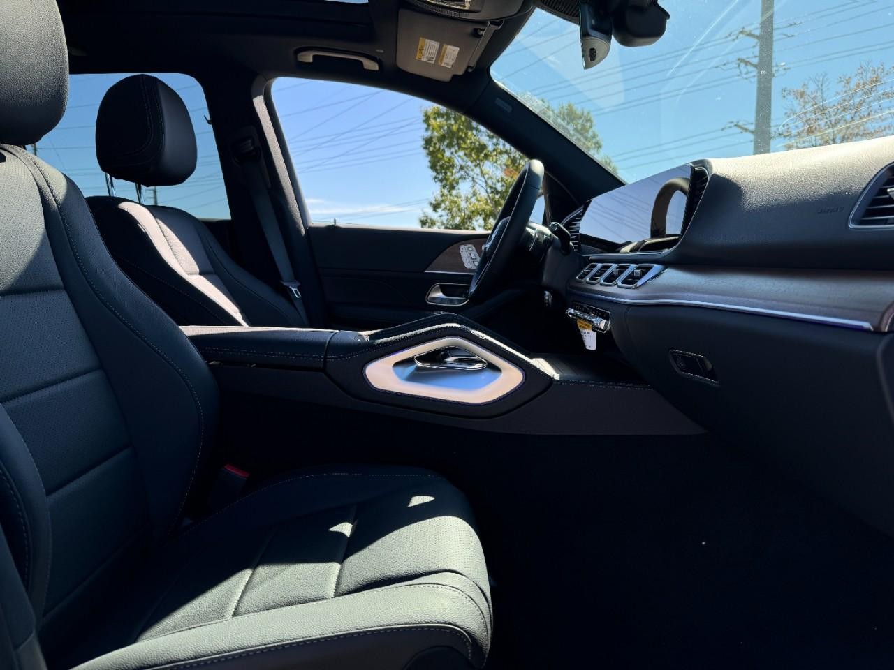 Mercedes-Benz GLE Vehicle Full-screen Gallery Image 18