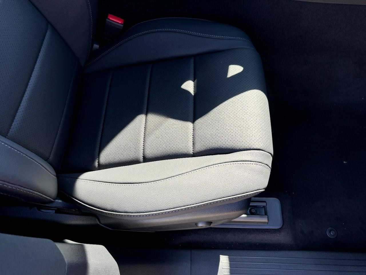 Mercedes-Benz GLE Vehicle Full-screen Gallery Image 19