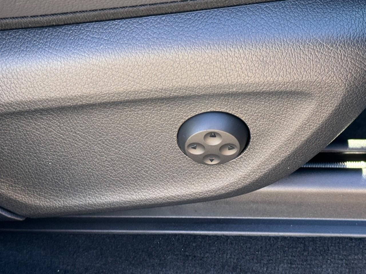 Mercedes-Benz GLE Vehicle Full-screen Gallery Image 20