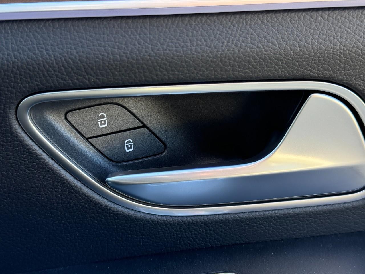 Mercedes-Benz GLE Vehicle Full-screen Gallery Image 22