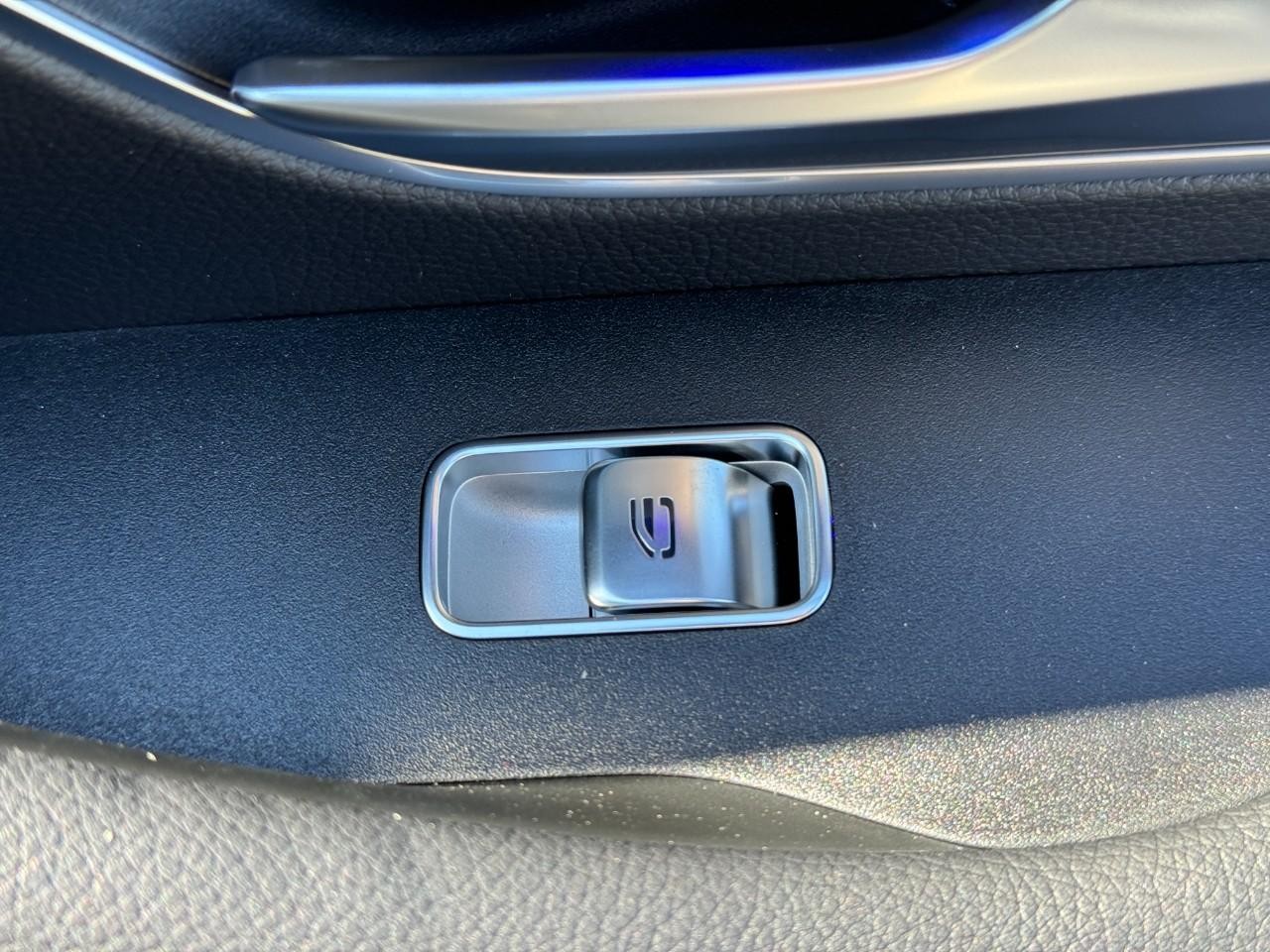 Mercedes-Benz GLE Vehicle Full-screen Gallery Image 23