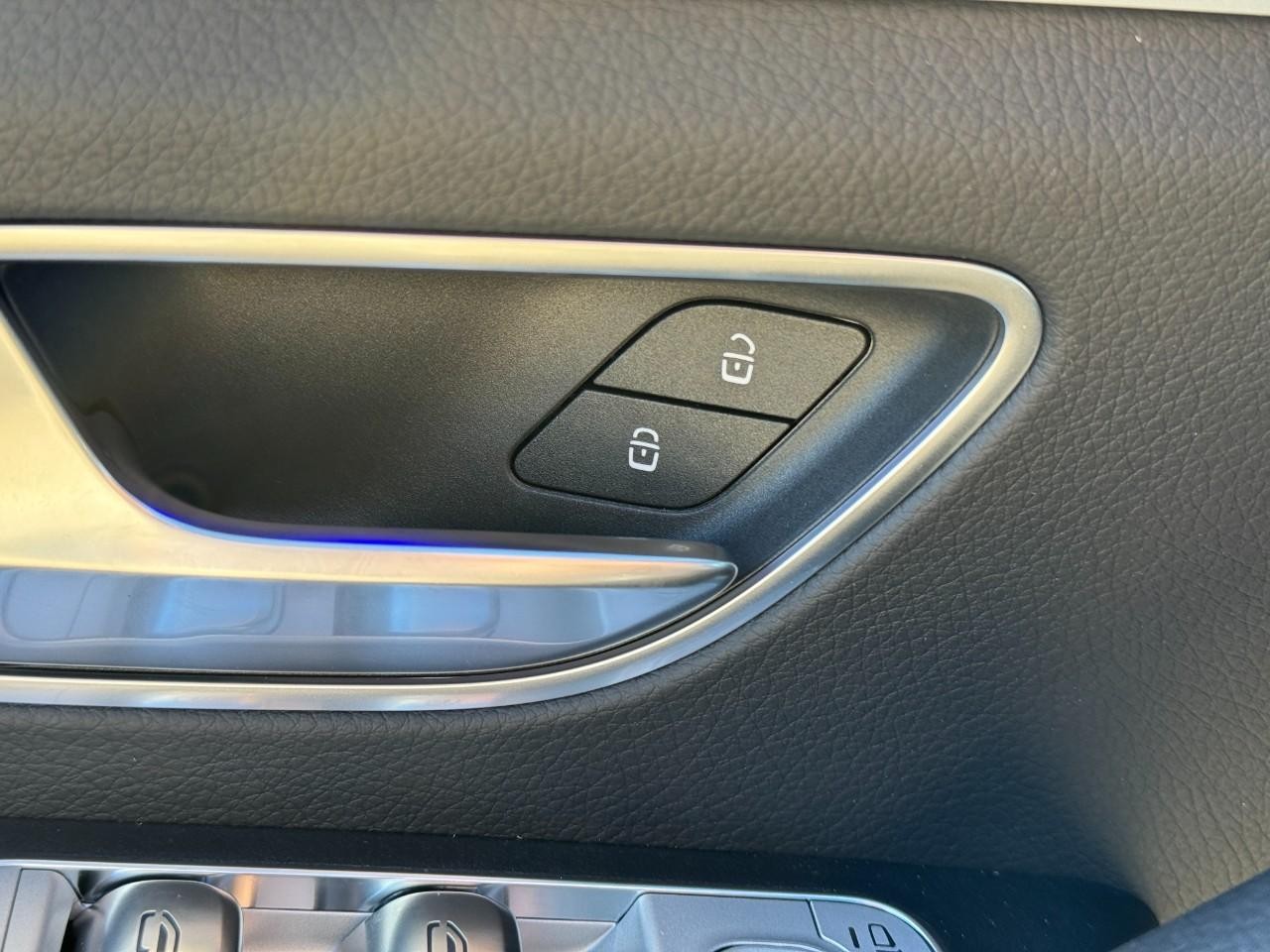 Mercedes-Benz GLE Vehicle Full-screen Gallery Image 26