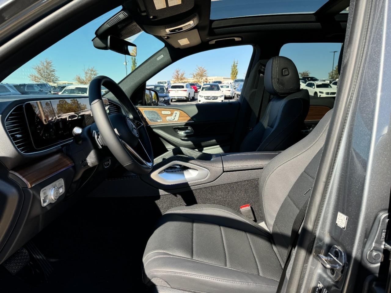 Mercedes-Benz GLE Vehicle Full-screen Gallery Image 29