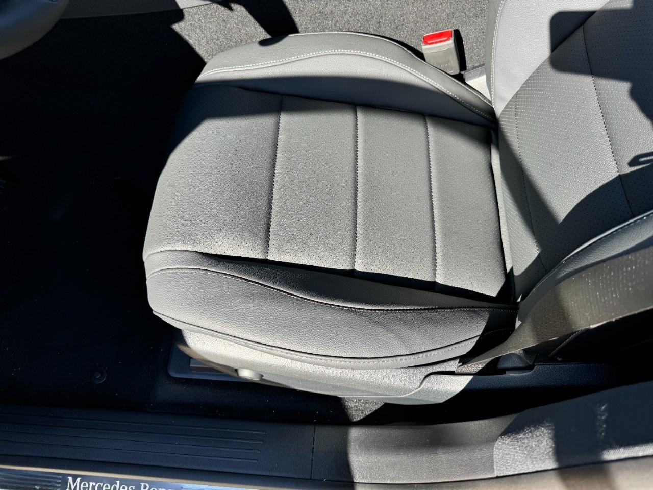 Mercedes-Benz GLE Vehicle Full-screen Gallery Image 30