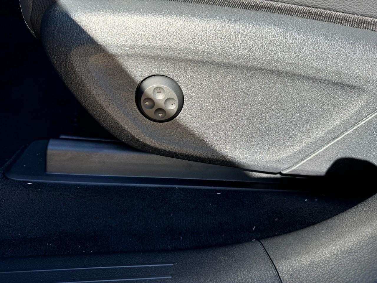 Mercedes-Benz GLE Vehicle Full-screen Gallery Image 31