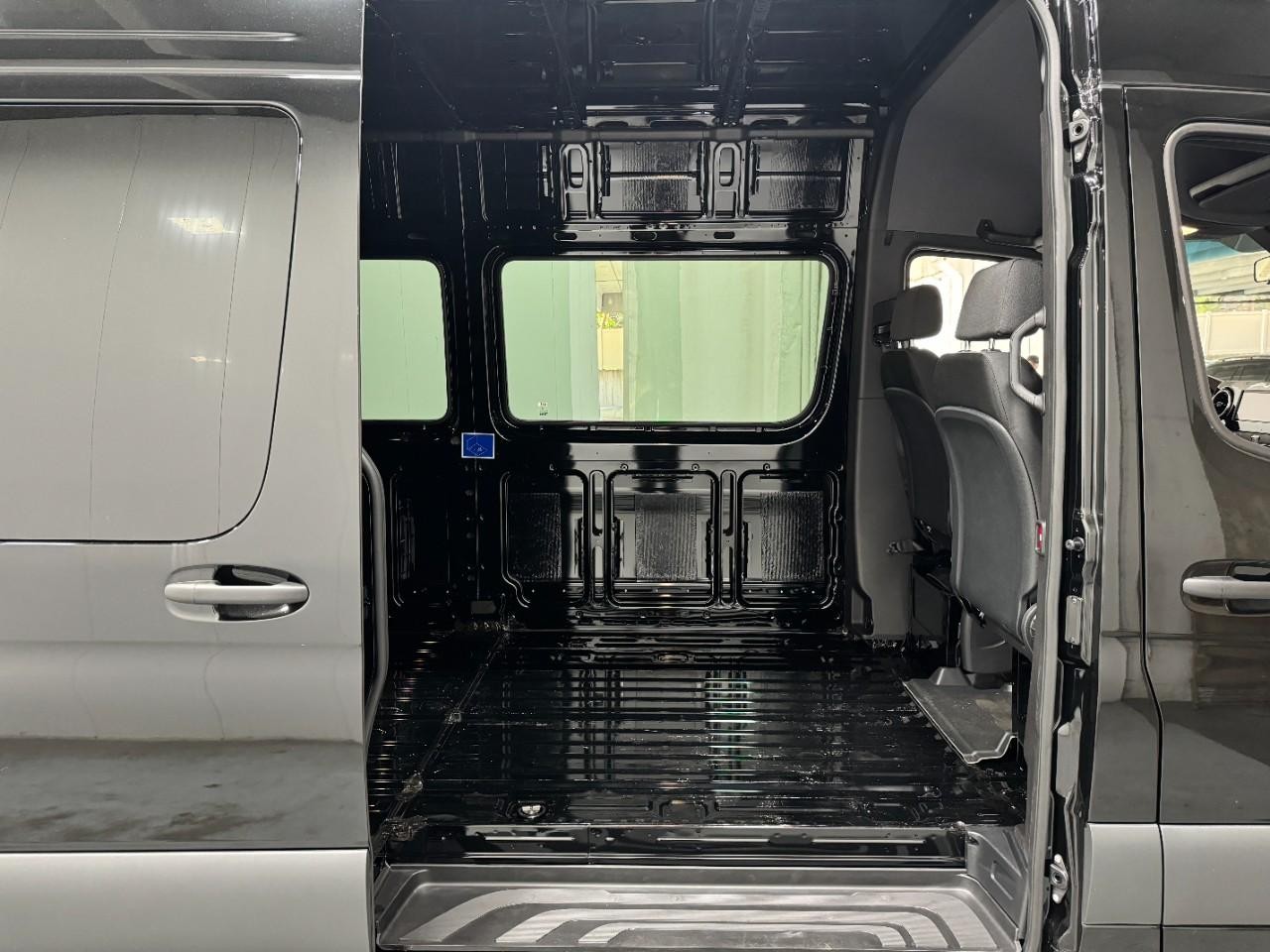 Mercedes-Benz Sprinter Cargo Van Vehicle Full-screen Gallery Image 10