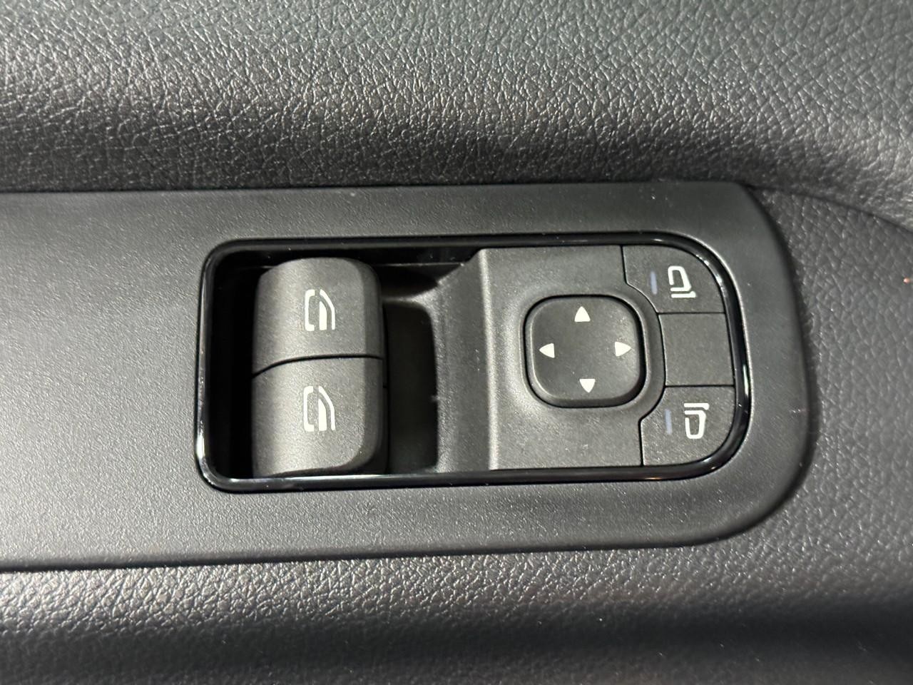 Mercedes-Benz Sprinter Cargo Van Vehicle Full-screen Gallery Image 22