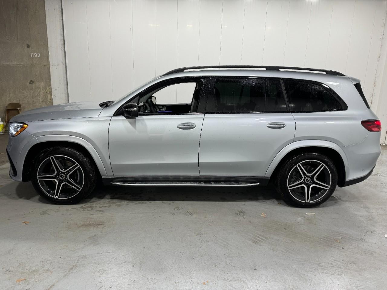 Mercedes-Benz GLS Vehicle Full-screen Gallery Image 2