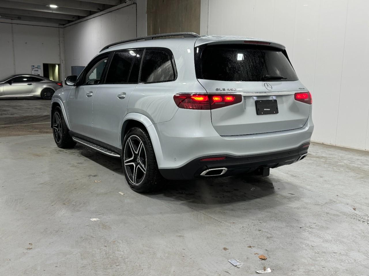 Mercedes-Benz GLS Vehicle Full-screen Gallery Image 3