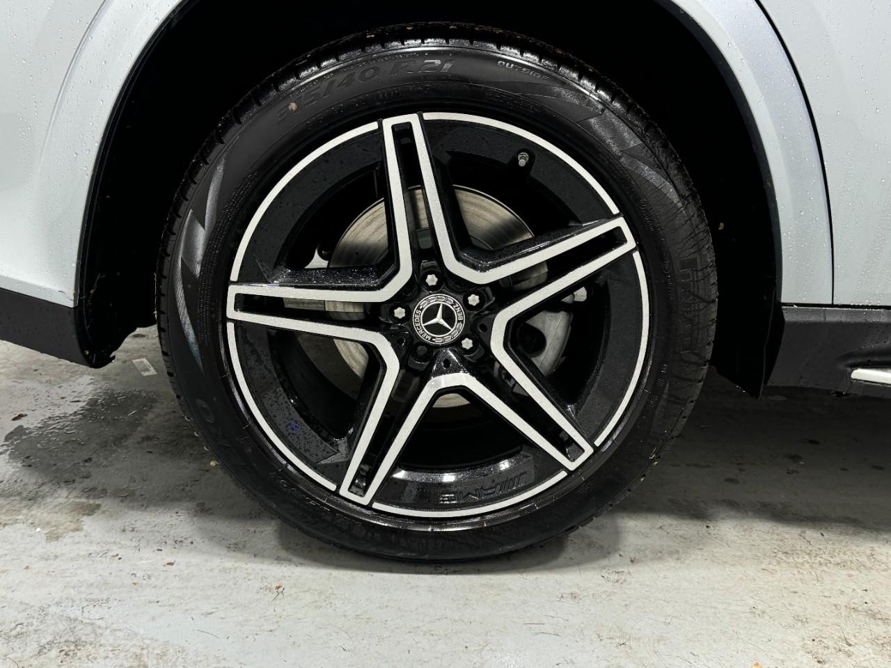 Mercedes-Benz GLS Vehicle Full-screen Gallery Image 5