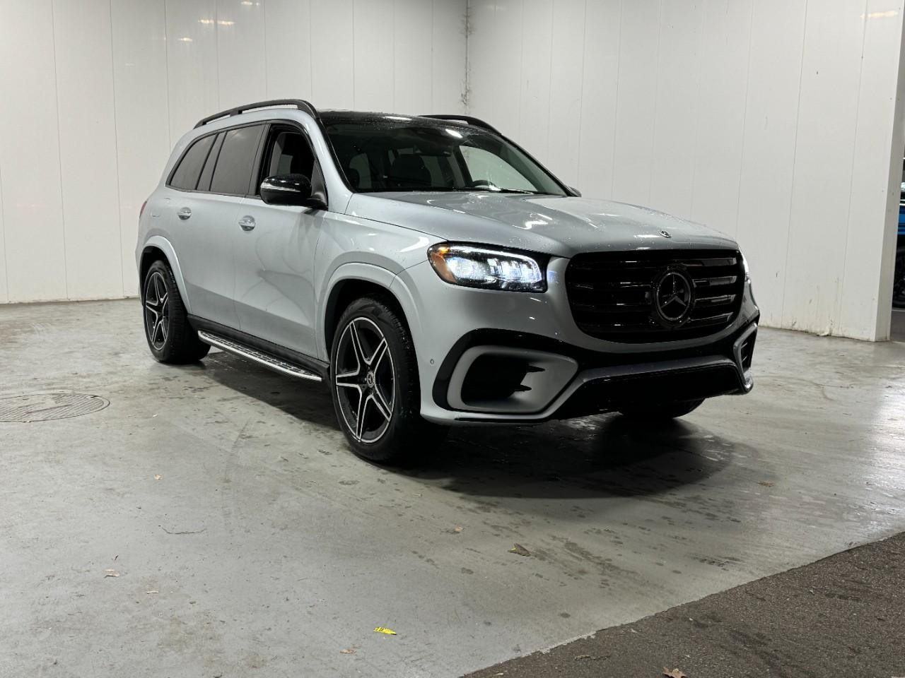 Mercedes-Benz GLS Vehicle Full-screen Gallery Image 6