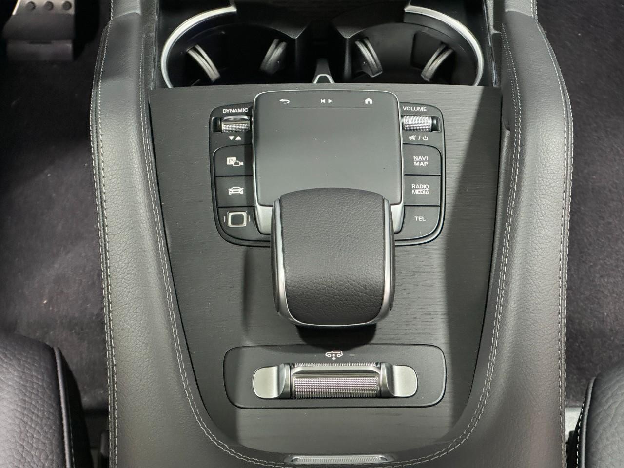 Mercedes-Benz GLS Vehicle Full-screen Gallery Image 17