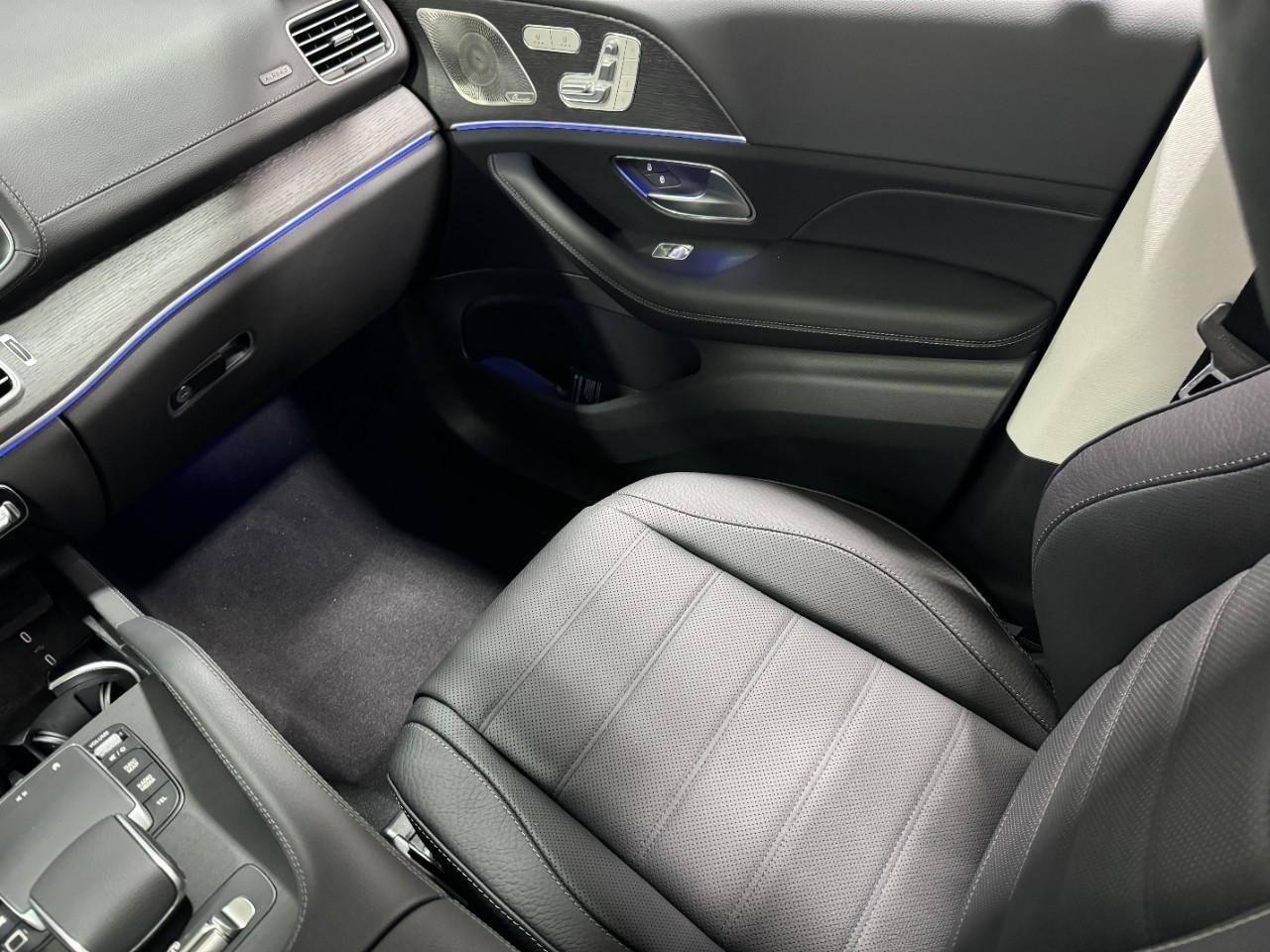 Mercedes-Benz GLS Vehicle Full-screen Gallery Image 18