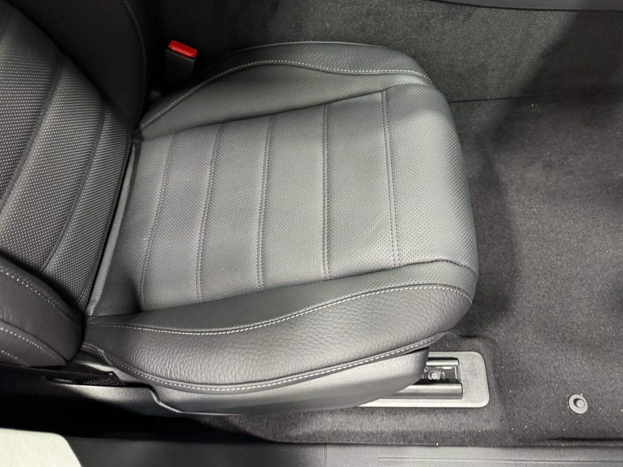 Mercedes-Benz GLS Vehicle Full-screen Gallery Image 20