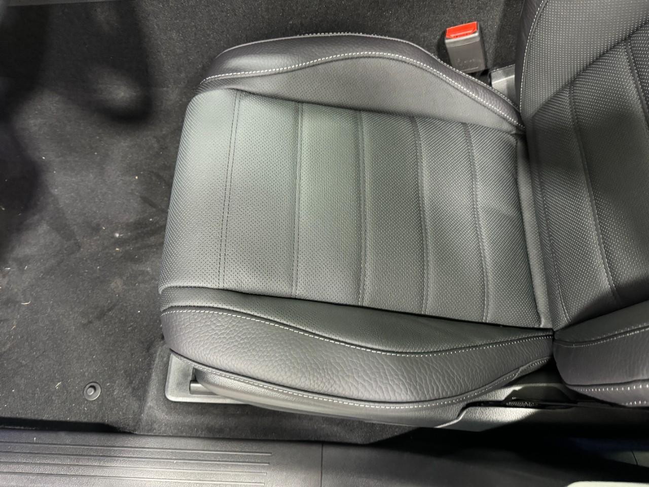 Mercedes-Benz GLS Vehicle Full-screen Gallery Image 30