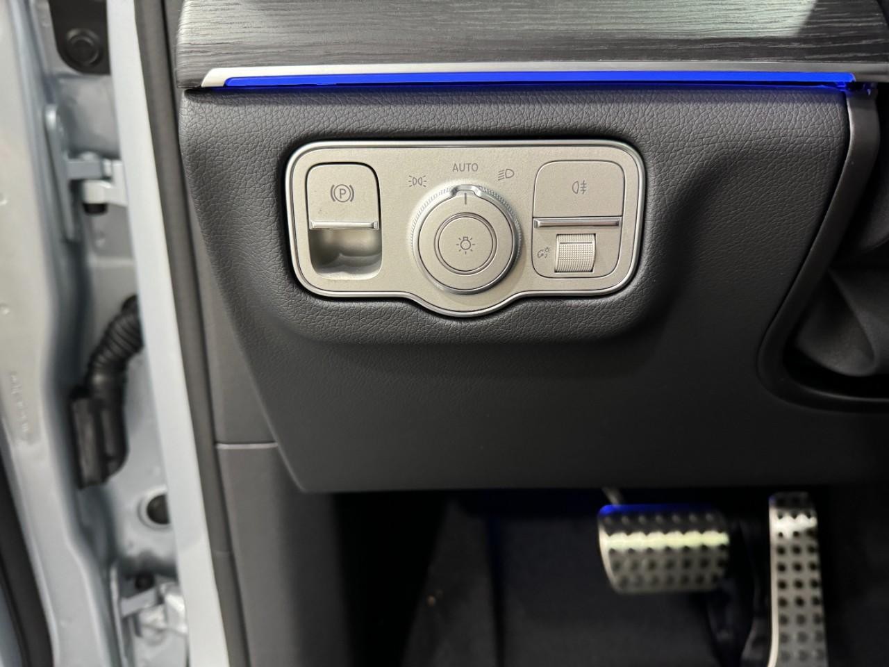 Mercedes-Benz GLS Vehicle Full-screen Gallery Image 31