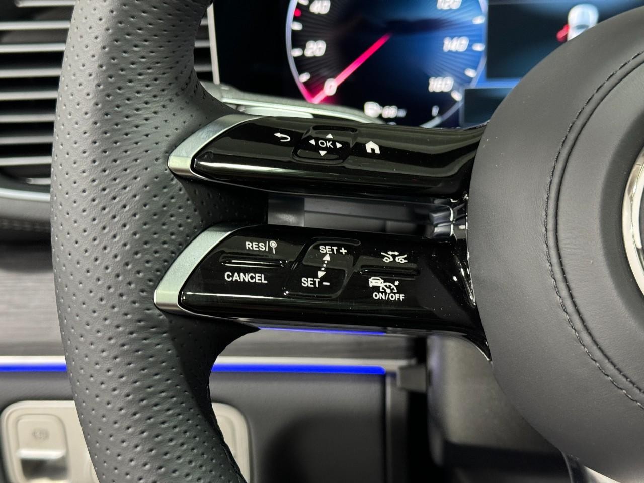 Mercedes-Benz GLS Vehicle Full-screen Gallery Image 32