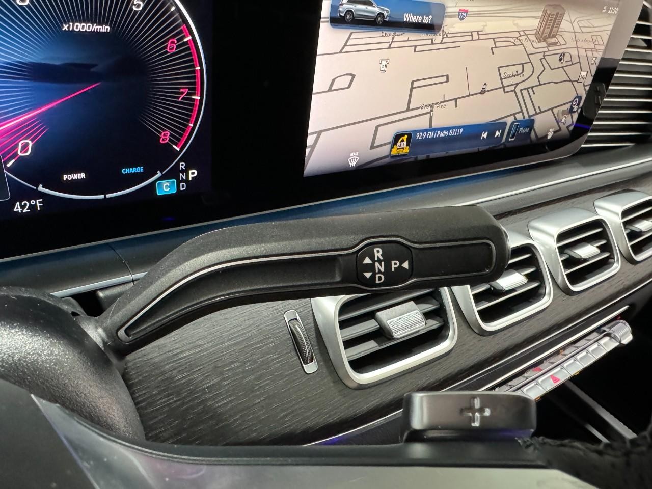 Mercedes-Benz GLS Vehicle Full-screen Gallery Image 35