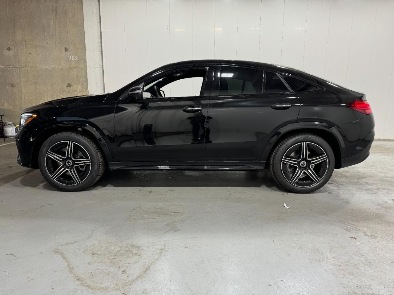 Mercedes-Benz GLE Vehicle Full-screen Gallery Image 2