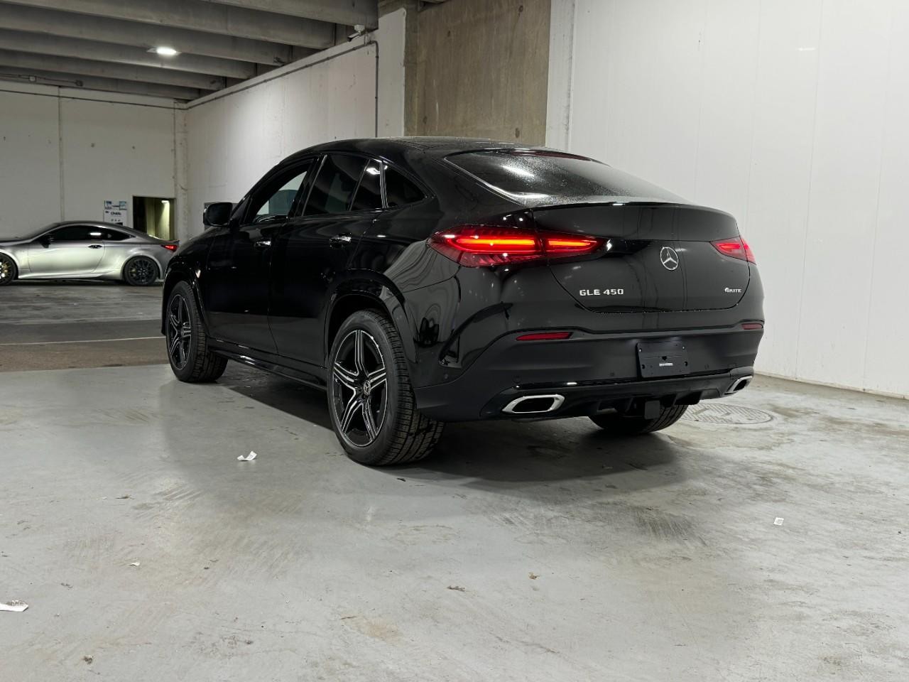 Mercedes-Benz GLE Vehicle Full-screen Gallery Image 3