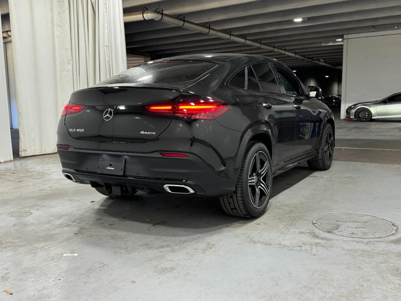 Mercedes-Benz GLE Vehicle Full-screen Gallery Image 4