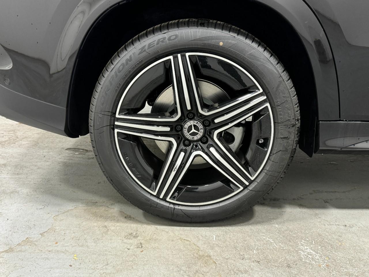 Mercedes-Benz GLE Vehicle Full-screen Gallery Image 5