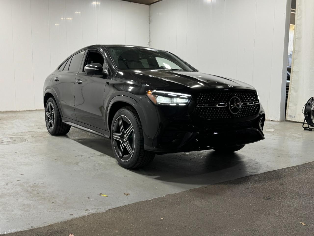 Mercedes-Benz GLE Vehicle Full-screen Gallery Image 6