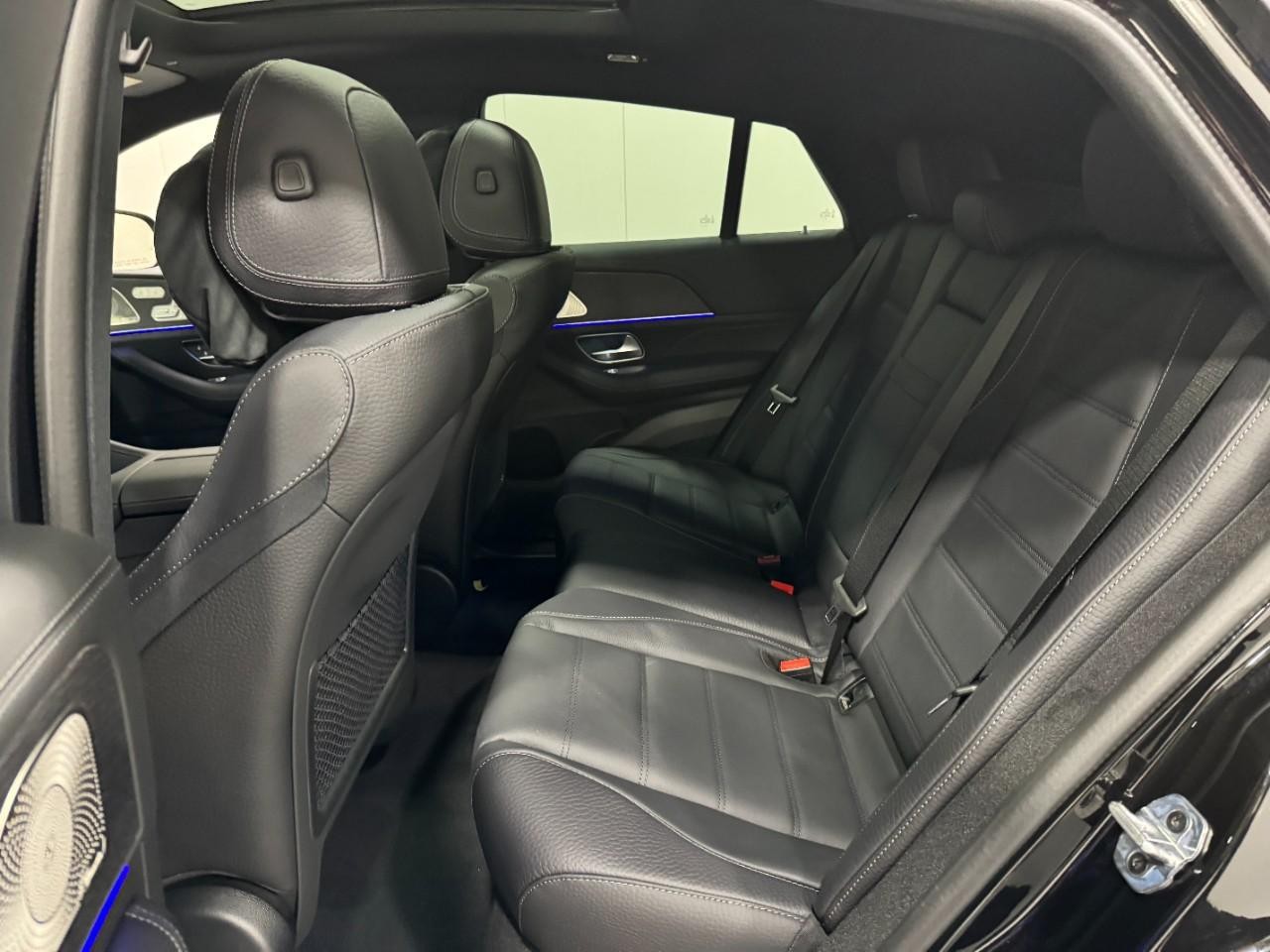 Mercedes-Benz GLE Vehicle Full-screen Gallery Image 8