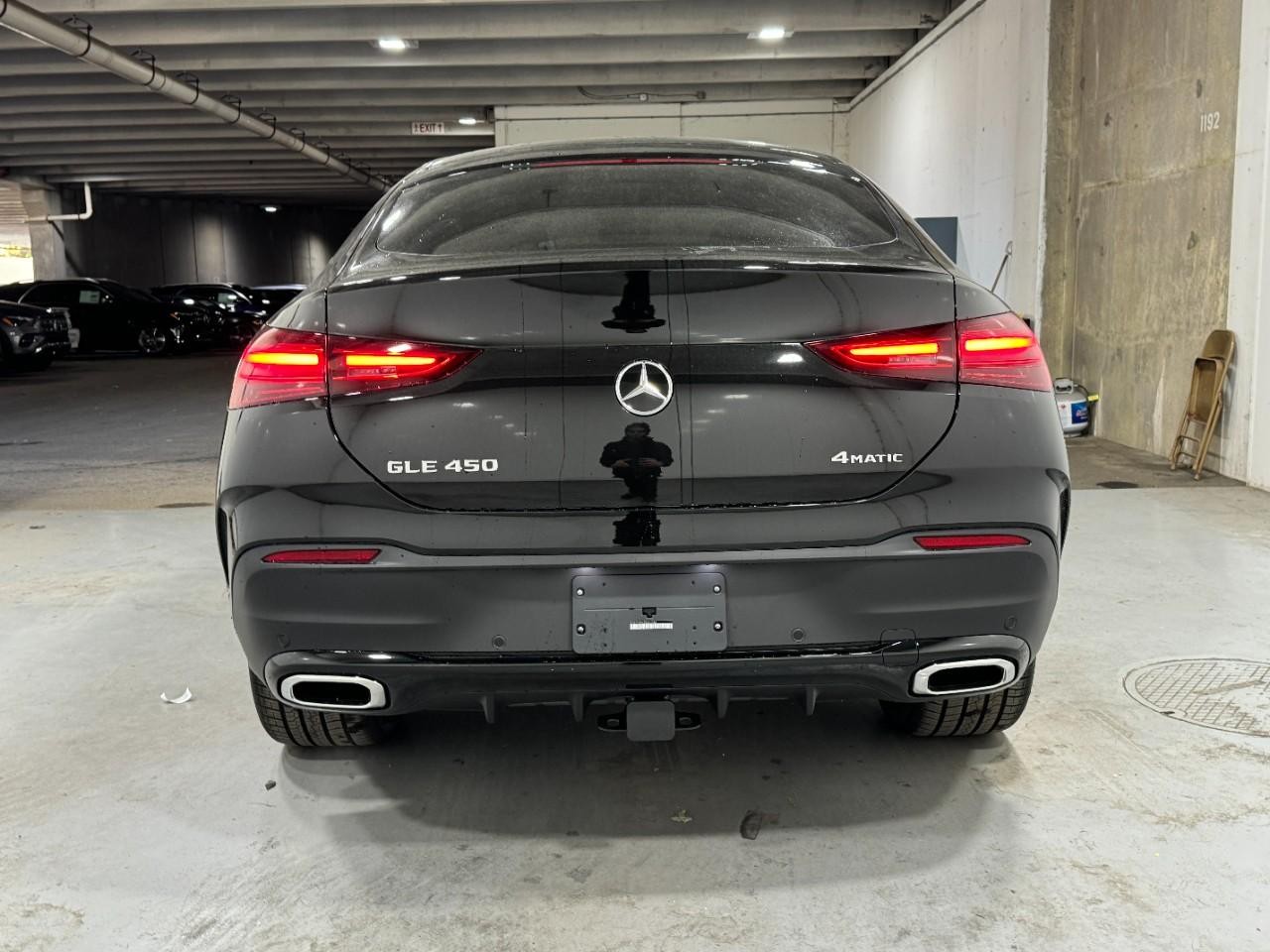 Mercedes-Benz GLE Vehicle Full-screen Gallery Image 9