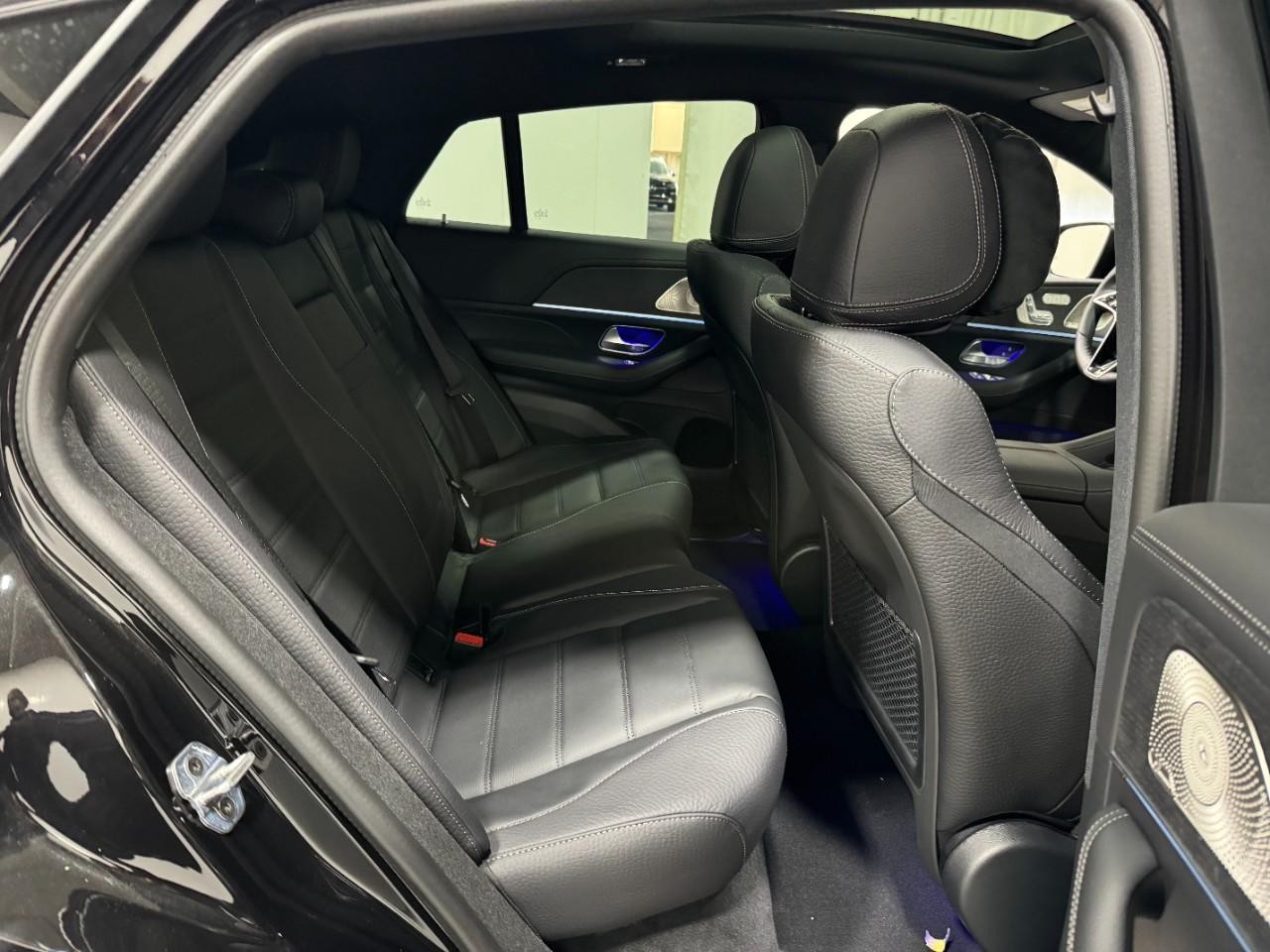 Mercedes-Benz GLE Vehicle Full-screen Gallery Image 10