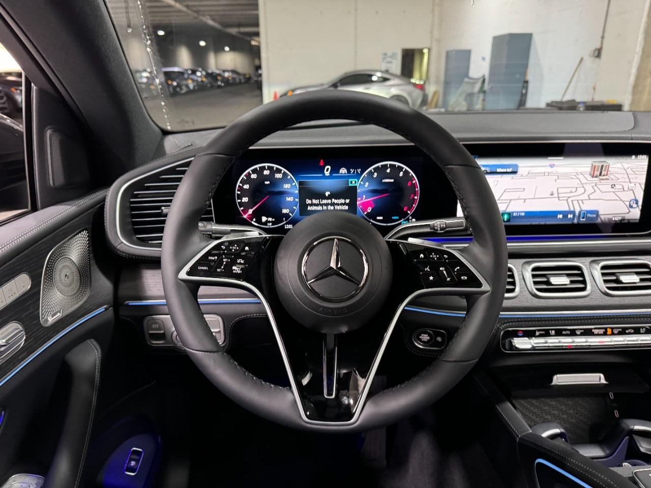 Mercedes-Benz GLE Vehicle Full-screen Gallery Image 13