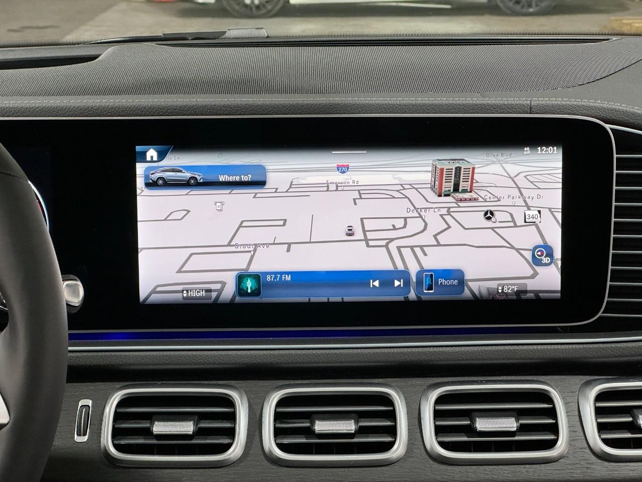 Mercedes-Benz GLE Vehicle Full-screen Gallery Image 14