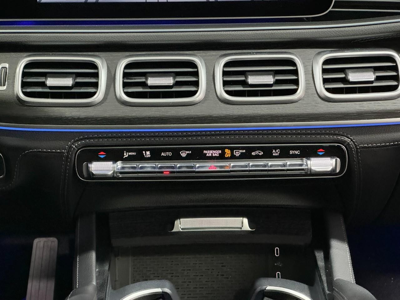 Mercedes-Benz GLE Vehicle Full-screen Gallery Image 15